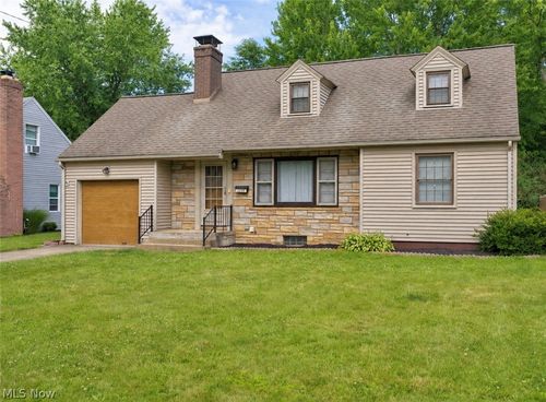3209 Hermosa Dr, Youngstown, OH, 44511-2207 | Card Image