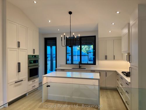 201 Troy St, Mississauga, ON, L5G1S9 | Card Image
