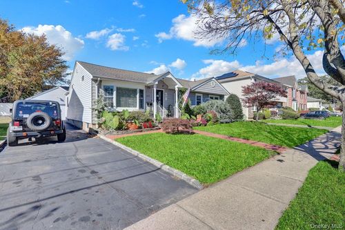 600 Dogwood Ave, Franklin Square, NY, 11010-3246 | Card Image