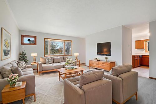 2075 13th Ave W, Shakopee, MN, 55379-1917 | Card Image