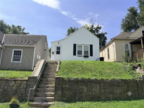 114 E Highland Ave, Saint Joseph, MO, 64505-2433 | Card Image