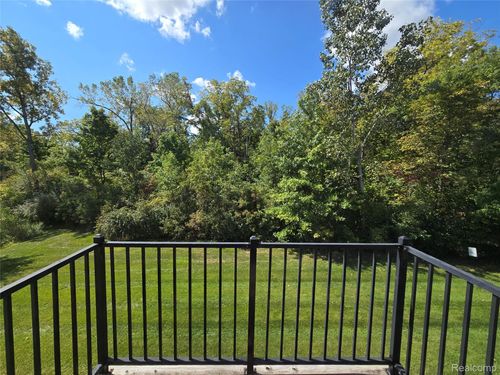 27635 Hidden Oaks Dr, BROWNSTOWN TWP, MI, 48183-3057 | Card Image