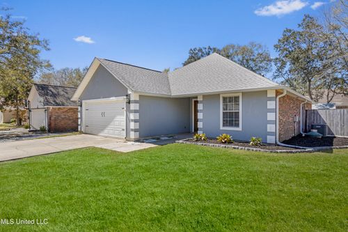 1517 Porpoise Dr, Ocean Springs, MS, 39564-7595 | Card Image