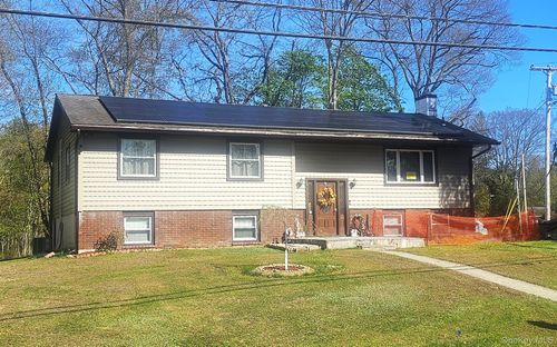 2 Lawrence Rd, Hyde Park, NY, 12538-2405 | Card Image