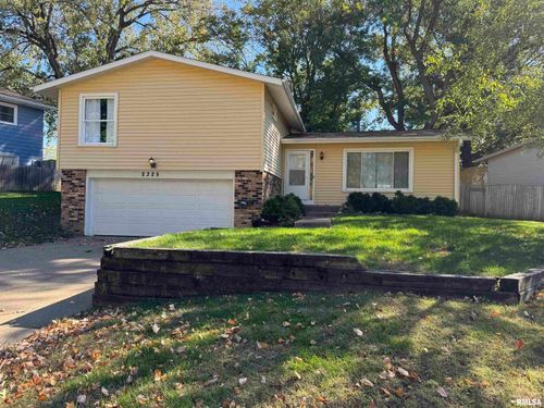 2325 Queens Ct, Bettendorf, IA, 52722-2161 | Card Image