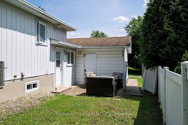 22 Red Maple Cres, House other with 3 bedrooms, 1 bathrooms and 2 parking in Gloucester ON | Image 44