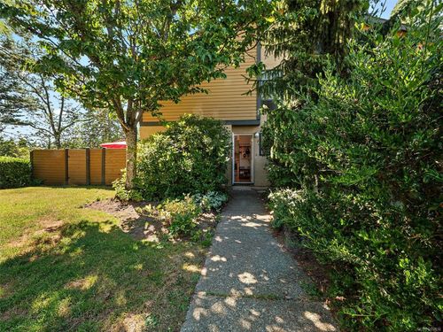 573 Crossandra Cres, Saanich, BC, V8Z6G4 | Card Image