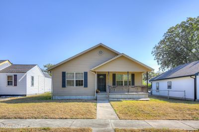 207 S Forest Avenue, House other with 3 bedrooms, 2 bathrooms and null parking in Joplin MO | Image 2