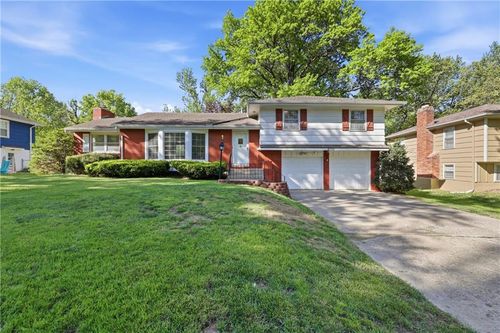 8110 Willow Way, Raytown, MO, 64138-2200 | Card Image