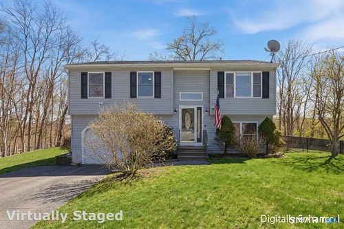 17 Vine St, Putnam, CT, 06260-2216 | Card Image