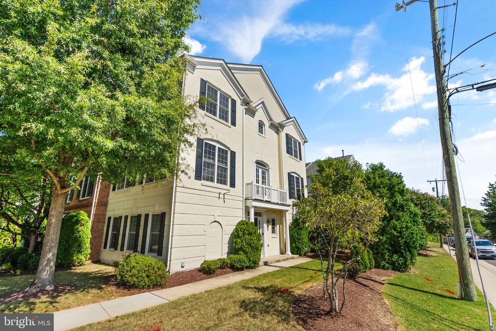 Grand Pavilion Way, Alexandria, VA 22303