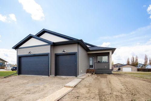 32 Sunrise Crescent N, Three Hills, AB, T0M2A0 | Card Image