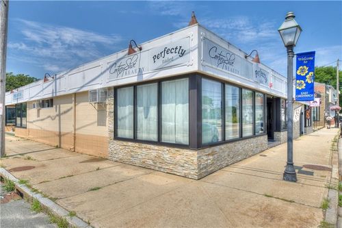 585 Main St, East Greenwich, RI, 02818-2939 | Card Image