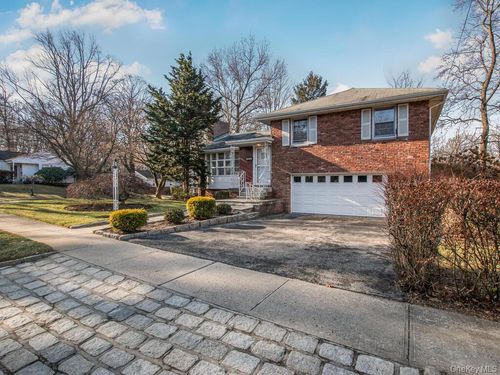 28 Moore St, Hartsdale, NY, 10530-1315 | Card Image