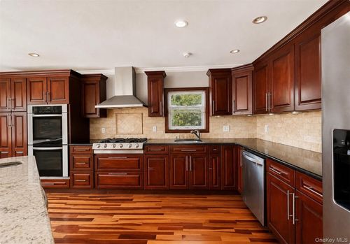 21 Vailshire Cir, Nanuet, NY, 10954-1027 | Card Image