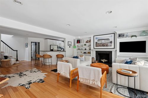 3 1st Pl, East Quogue, NY, 11942-5014 | Card Image