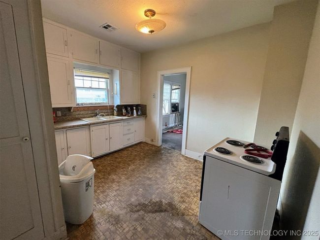 1924 W Owen K Garriott Rd, House other with 3 bedrooms, 1 bathrooms and null parking in Enid OK | Image 26