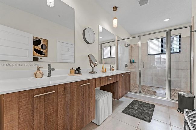 4690 Nw 84 Th Ave, Townhouse with 3 bedrooms, 5 bathrooms and null parking in Doral FL | Image 21