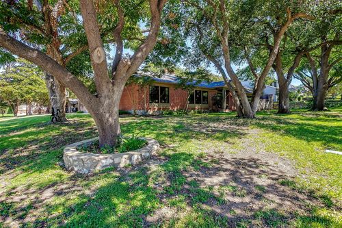 4201 Shannon Dr, Fort Worth, TX, 76116-8043 | Card Image