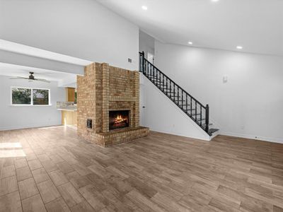 Living Room/Chimney | Image 3