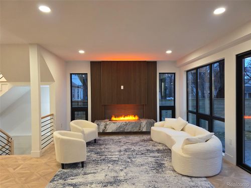 1833 N Washington Ave, Royal Oak, MI, 48073-4158 | Card Image