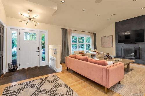 1 Agnes St, Oyster Bay, NY, 11771 | Card Image