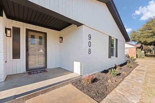 908 Stonelake Dr, Cleburne, TX, 76033-5910 | Card Image