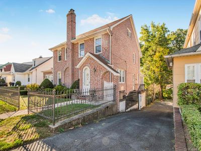 153 Devoe Avenue, House other with 4 bedrooms, 1 bathrooms and null parking in Yonkers NY | Image 3