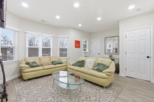 1675 Gladstone St, Detroit, MI, 48206-2229 | Card Image