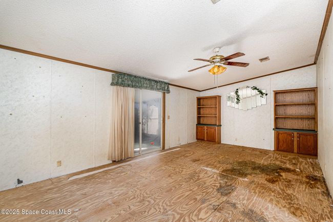 FAMILY ROOM | Image 10