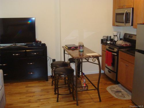 302-122 Main St, Nyack, NY, 10960-7105 | Card Image