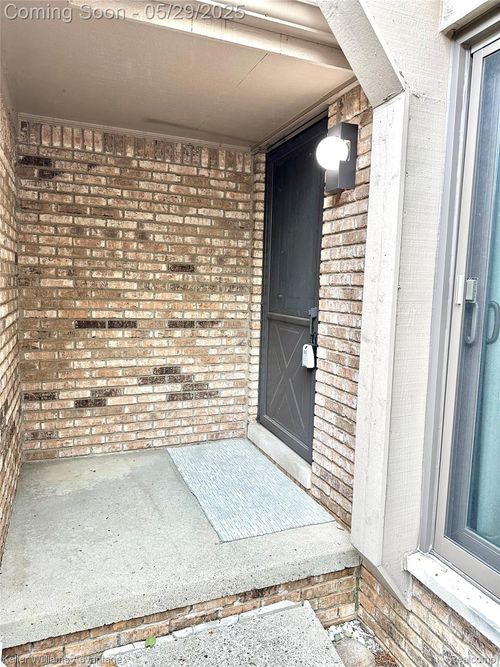 31404 Hunters Circle Dr, Farmington Hills, MI, 48334-1308 | Card Image