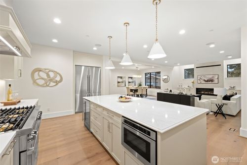 14515 Se 20th Pl, Bellevue, WA, 98007-6020 | Card Image