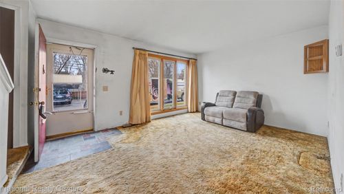 90 Willow Way, Waterford, MI, 48328-2946 | Card Image
