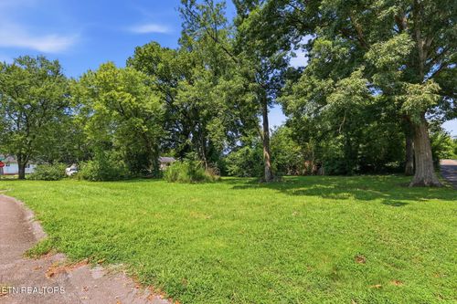2400 Rim St, Knoxville, TN, 37917-4056 | Card Image