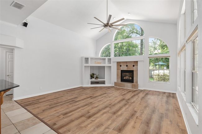 LARGE FAMILY ROOM WITH VAULTED CEILINGS | Image 30