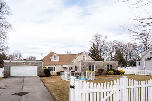 24 Whaley St, Freeport, NY, 11520-4921 | Card Image