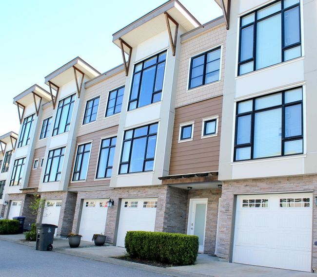 26 - 9989 E Barnston Drive, Townhouse with 3 bedrooms, 2 bathrooms and 2 parking in Surrey BC | Image 1