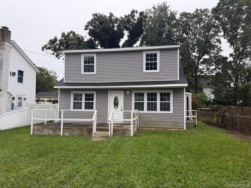 8 Robinson Dr, Shirley, NY, 11967-4117 | Card Image