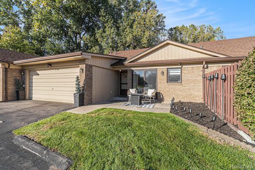 45277 Universal Ct, Shelby Twp, MI, 48317-4942 | Card Image