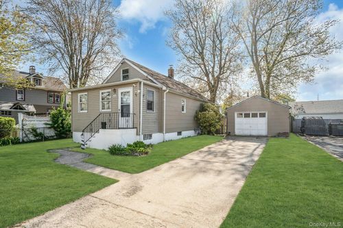 111 S 4th St, Lindenhurst, NY, 11757-4726 | Card Image