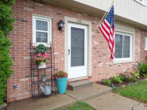 228 Riverbend Dr, Milan, MI, 48160-1673 | Card Image