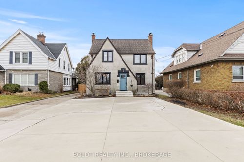 322 Queenston St, Saint Catharines, ON, L2P2X4 | Card Image