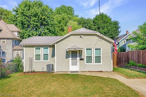 909 Brown Ave Nw, Canton, OH, 44703-2215 | Card Image