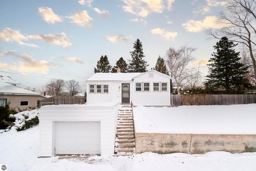 216 1st Ave, Manistee, MI, 49660-1202 | Card Image