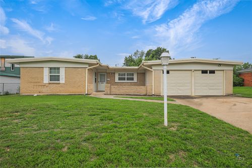 8033 Pinewood Dr, Benbrook, TX, 76116-8570 | Card Image