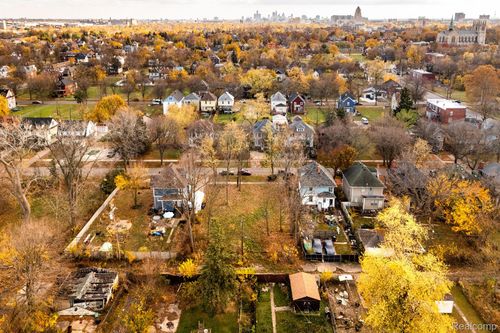 261 Woodland St, Detroit, MI, 48202-1124 | Card Image