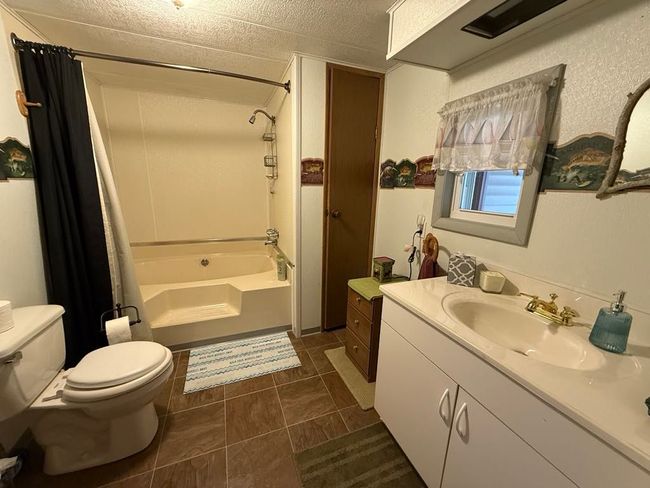 spacious bathroom | Image 19