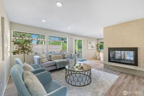 136 128th Ave Ne, Bellevue, WA, 98005-3221 | Card Image
