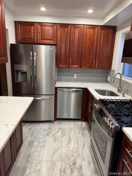 7961 78th Ave, Glendale, NY, 11385-7512 | Card Image